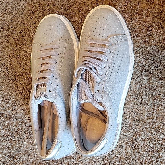 Sneaker - Picture 2 of 4